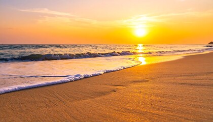 Obraz premium Golden sunset on a sandy beach