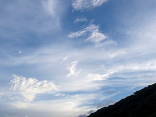 早朝の秋の空