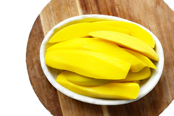 Pickled mango slices, sweet and crunchy
