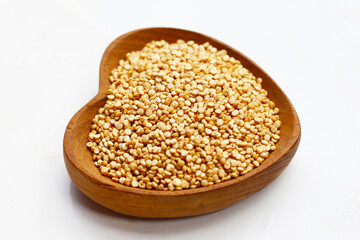 Raw quinoa seeds in a bowl.