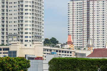 The atmosphere of the swimming pool in a luxury hotel in the city center. 