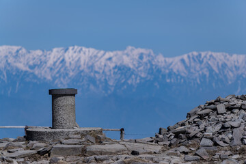 春の美ヶ原高原から見える雪に覆われた北アルプス
