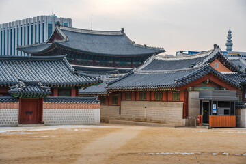Fototapeta premium Traditional Courtyard Architecture at Gyeongbokgung Palace, Seoul, South Korea