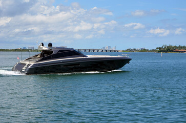 Sleek motor yacht von the Florida Intracoastal Waterway 