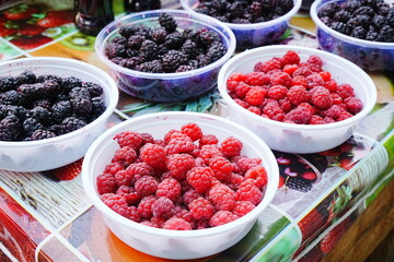 Raspberry and Boysenberry at Market in Uzbekistan - ウズベキスタン 市場で販売しているラズベリーとボイズンベリー