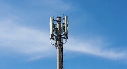 Obraz premium Communications antenna tower against blue sky symbolizing connectivity era