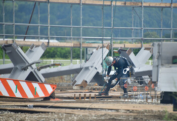 建築工事現場で働く男たち