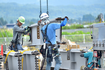 建築工事現場で働く男たち