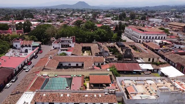 Vista a&eacute;rea del centro hist&oacute;rico de Coatepec, Veracruz; con el parque Miguel Hidalgo y el Palacio Municipal. 