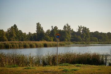 jezioro, zalew, woda, zbiornik wodny, kąpielisko,znak zakaz kąpieli  © Marcin Łazarczyk