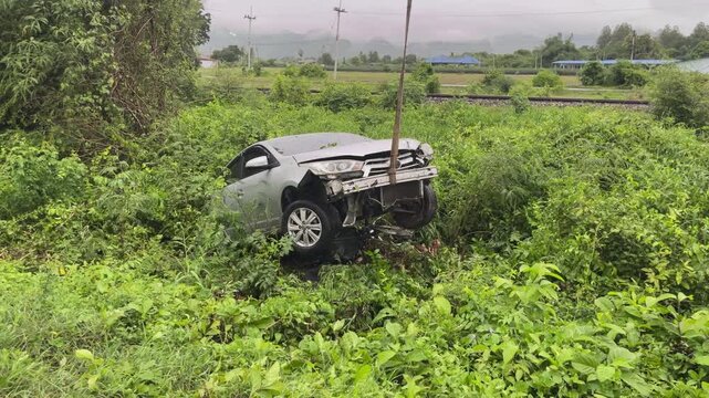 Pick up a car that has been in an accident from the side of the road for repairs.The vehicle involved in the accident cannot be driven.A car that has an accident in front causes damage.