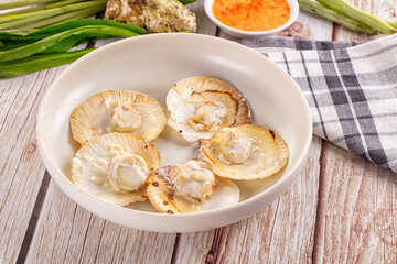 Grilled scallops with cream cheese