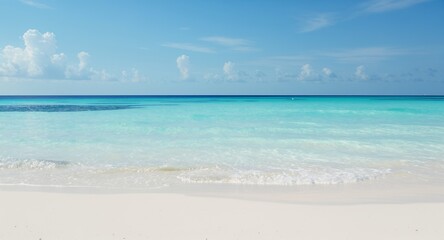 Obraz premium Stunning Turquoise Ocean and White Sand Beach Scene