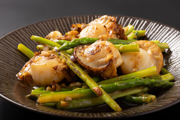 ホタテとアスパラのガーリックバター醤油炒め