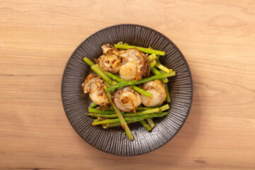 ホタテとアスパラのガーリックバター醤油炒め