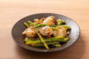 ホタテとアスパラのガーリックバター醤油炒め