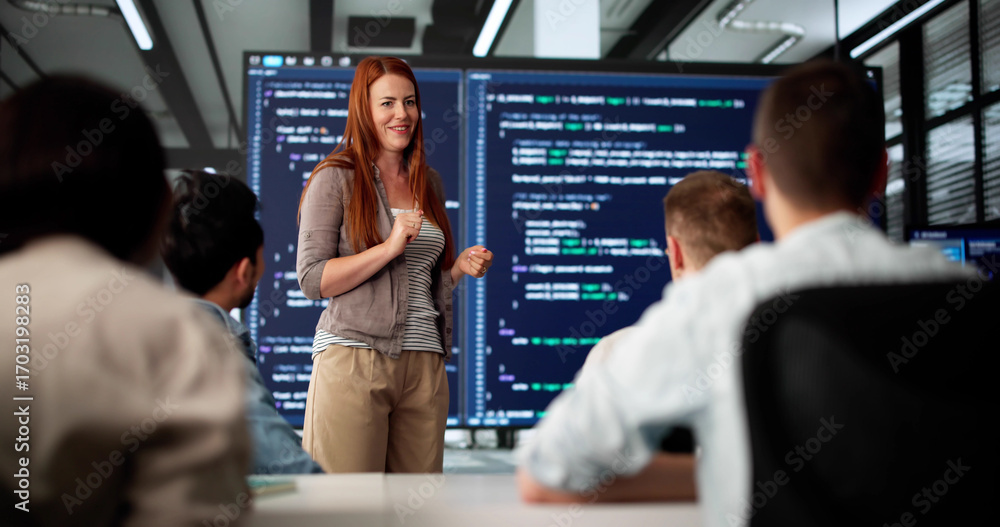 Fototapete executive coder gives presentation to diverse team