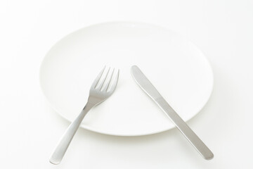 白皿とナイフとフォーク　白バック