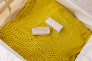くすのきの木で作った防虫ブロックと衣服の写真