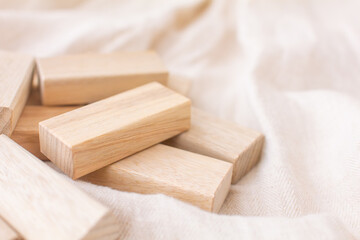 くすのきの木で作った防虫ブロックと衣服の写真