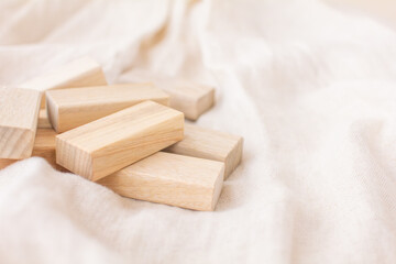 くすのきの木で作った防虫ブロックと衣服の写真