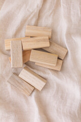 くすのきの木で作った防虫ブロックと衣服の写真