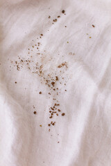 リネンの服に付いた土の汚れの写真