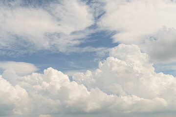 夏の青空と白い雲