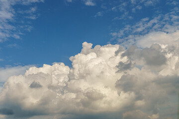 夏の青空と白い雲