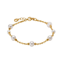 Fototapeta premium Elegant Gold Bracelet with White Pearls Ideal for Fashion Accessories and Jewelry Lovers