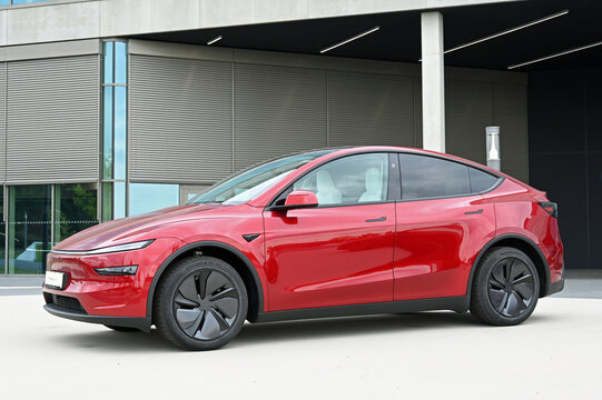 Tesla Model Y in Rot 