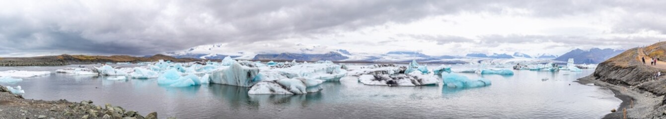 Panorama sur la spectaculaire lagune glacière de Jökulsárlón avec l'incroyable camaïeu de bleus de ses icebergs, dans le sud de l'Islande