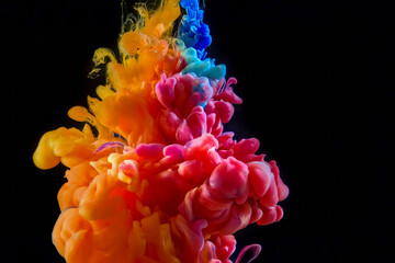 Obraz premium Farbige Acrylfarbe, die sich in Wasser auf Schwarz vermischt