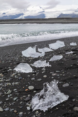 Blocs de glace de Jökulsárlón polis par les vagues et rejetés sur le sable noir de Breiðamerkursandur, aussi appelée Diamond Beach, dans le sud de l'Islande
