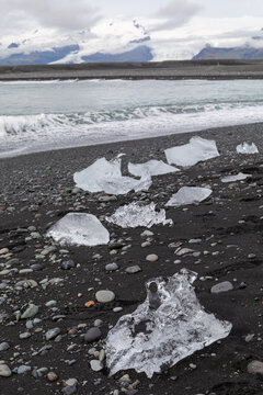 Blocs de glace de J&ouml;kuls&aacute;rl&oacute;n polis par les vagues et rejet&eacute;s sur le sable noir de Brei&eth;amerkursandur, aussi appel&eacute;e Diamond Beach, dans le sud de l'Islande