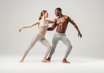 Obraz premium Active Pair: A Moment of Shared Strength