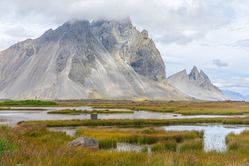 Pics dentelés du Mont Vestrahorn, dominant la plage de sable noir de Stokksnes, au sud-est de l'Islande