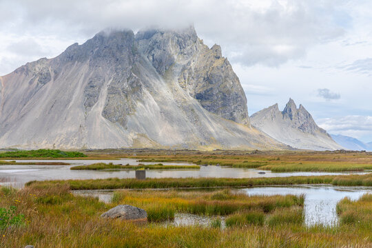Pics dentel&eacute;s du Mont Vestrahorn, dominant la plage de sable noir de Stokksnes, au sud-est de l'Islande