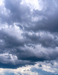 Obraz premium Dramatic Storm Clouds in Gray and Blue Hues Over an Overcast Sky Creating a Moody Atmosphere