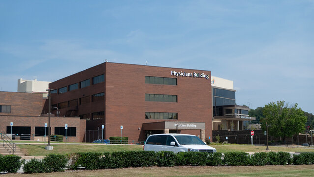 September 13, 2025, Fort Smith, Arkansas. Mercy Hospital Physician's Building exterior. The medical center is a major health provider in the Fort Smith area. Hospital entrance in the background.