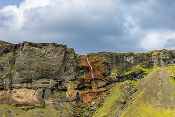 Schöne Bunte Vulkanische Landschaft mit Wasserfalls in Island