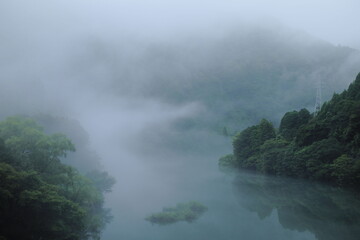 霧がかかっている岐阜県揖斐川町の川