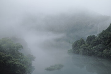霧がかかっている岐阜県揖斐川町の川と浮かぶ島