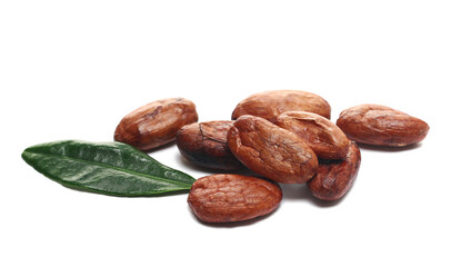 Obraz premium Raw cocoa beans isolated on white background, side view