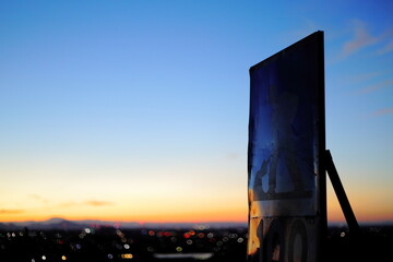 夜明けの岐阜県池田町の工事看板