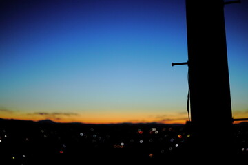 夜明けの岐阜県池田町の電柱のシルエット