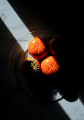 大理石のテーブルの上の柿