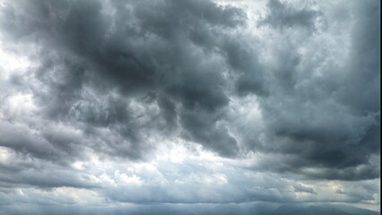 Obraz premium A layered cloudy sky with a low horizon, suggesting incoming rain and dramatic weather.