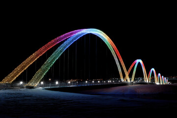 Fototapeta premium stunning american bridge adorned with ultrabright christmas lights creates magical atmosphere