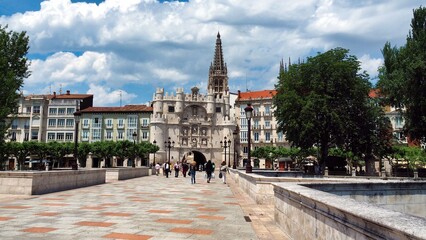 il Puente Santa Mar&iacute;a nella citt&agrave; medievale di Burgos, la capitale provinciale della comunit&agrave; autonoma di Castiglia e Le&oacute;n in Spagna